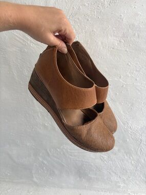 Antelope women's closed-toe wedge sandals